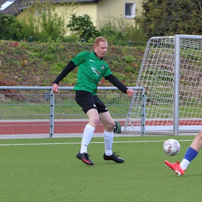 Yannik Ramm spielt einen Pass, im Vordergrund ein Gegenspieler.