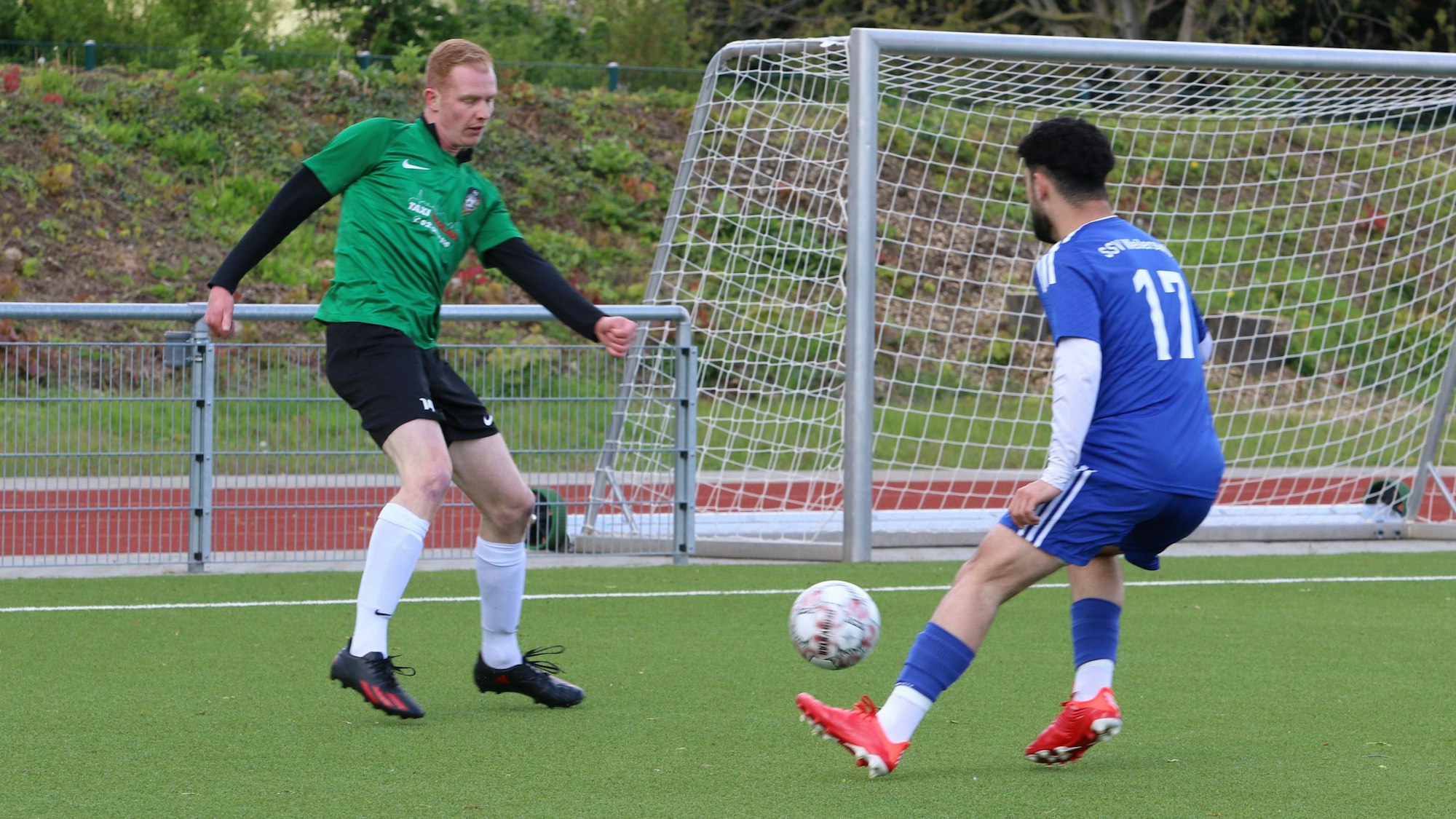 Yannik Ramm spielt einen Pass, im Vordergrund ein Gegenspieler.