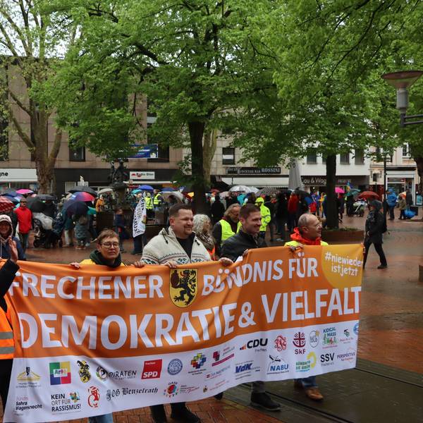 Auf dem Foto sind Teilnehmer des Demonstrationszuges für Demokratie und Vielfalt in der Frechener Innenstadt zu sehen.