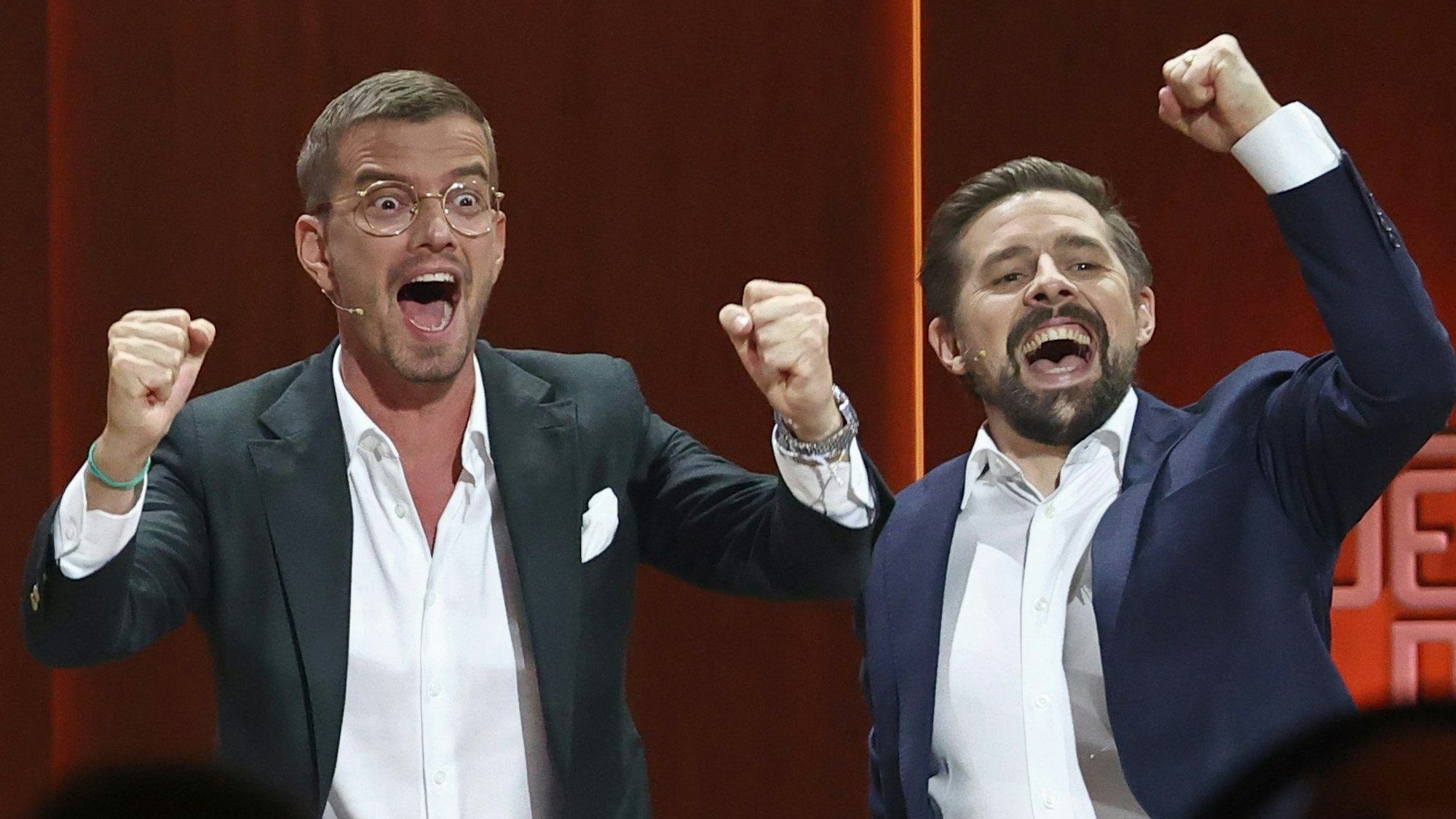 Joko Winterscheidt (l) und Klaas Heufer-Umlauf jubeln in der Jubiläumsshow "Wetten, dass..?".