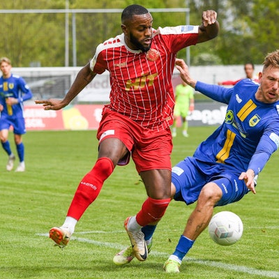 v.li.: Arnold Budimbu Fortuna Köln, 17, Vincent Geimer 1. FC Düren, 7, Zweikampf, Duell, duel, tackle, tackling, Dynamik, Action, Aktion, 20.04.2024, Düren Deutschland, Fussball, Regionalliga West, 1. FC Düren - SC Fortuna Köln *** v li Arnold Budimbu Fortuna Köln, 17 , Vincent Geimer 1 FC Düren, 7 , duel, duel, tackle, tackling, dynamics, action, action, 20 04 2024, Düren Germany , Football, Regionalliga West, 1 FC Düren SC Fortuna Köln xmhx