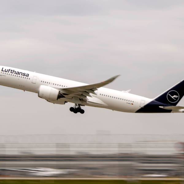 Ein Airbus A350-900 der Lufthansa hebt in Frankfurt ab.