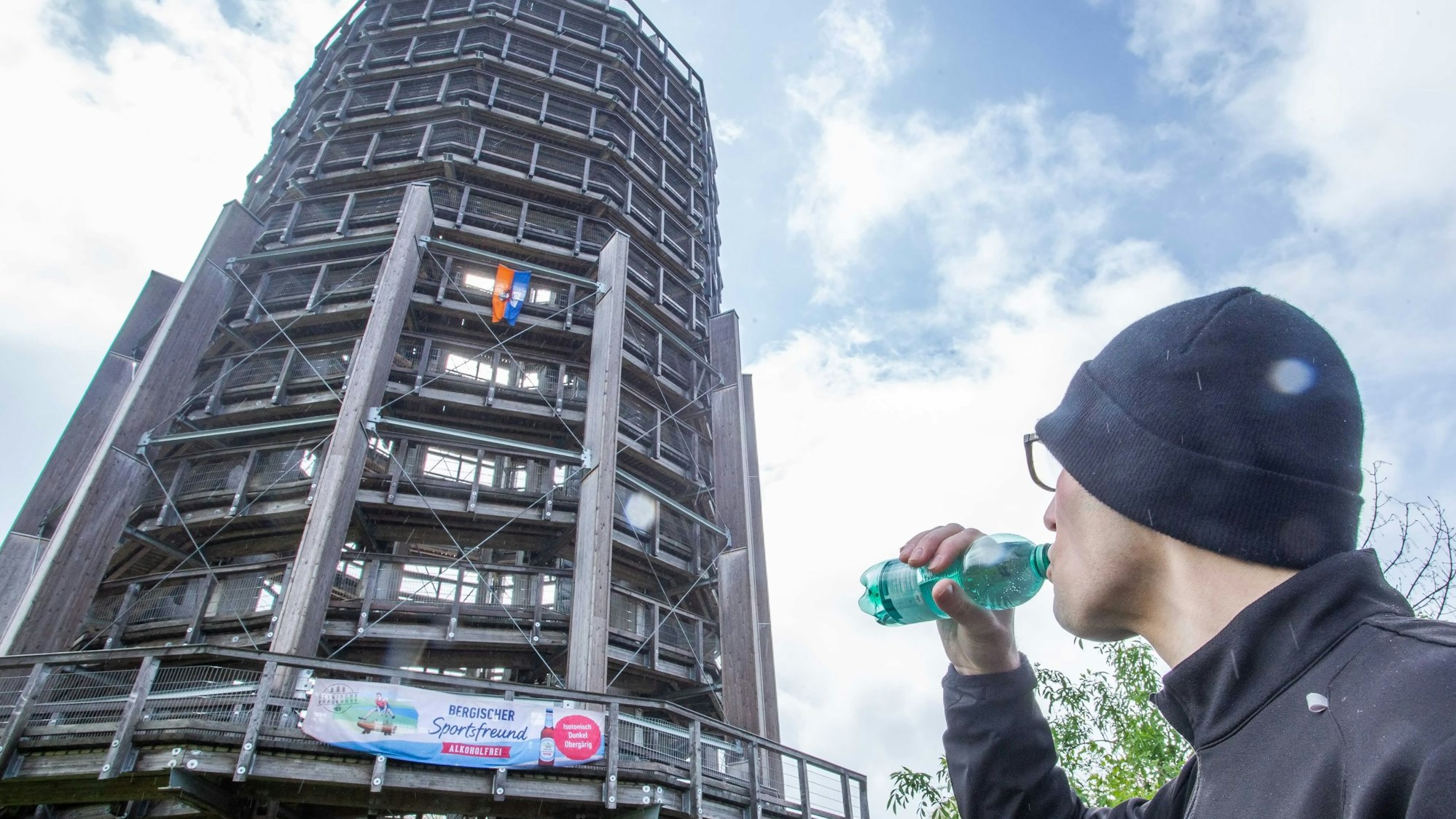 Auch während der Trinkpausen hat Anthony Peter Konrad aus Siegen-Eiserfeld den mächtigen Aussichtsturm in Waldbröl immer fest im Blick.