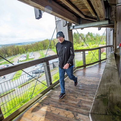 Anthony Peter Konrad auf dem Weg nach oben: 43-mal hat der Mann aus Siegen am Samstag diese Strecke auf dem Aussichtsturm des Waldbröler Naturerlebnisparks Panarbora bewältigt und damit einen Weltrekord aufgestellt. Ebenso oft ist er in zwölf Stunden den Weg dann auch wieder hinuntergelaufen.