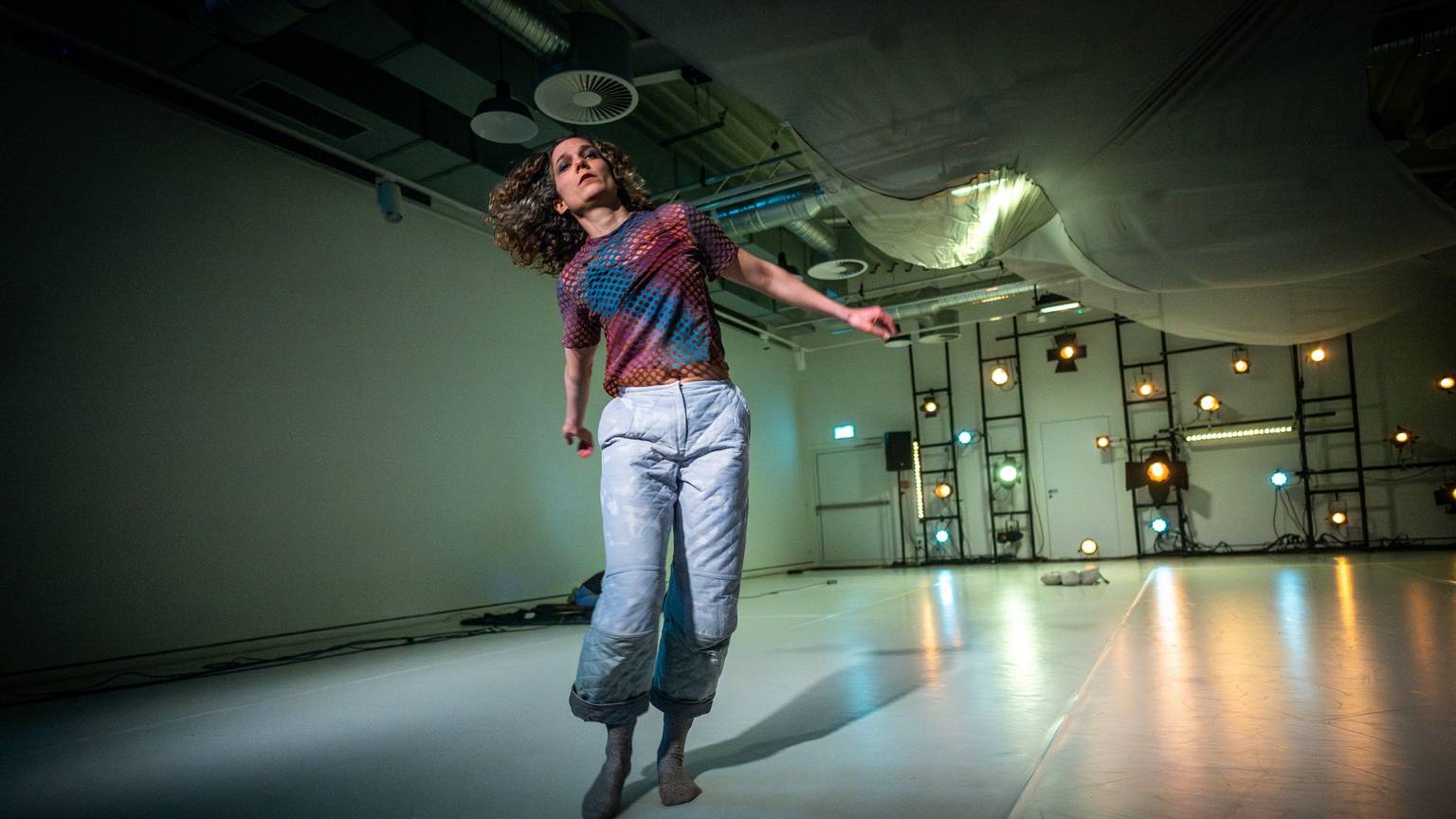 Szene aus dem Tanztheater-Stück „Das Leuchten – The Glow“.