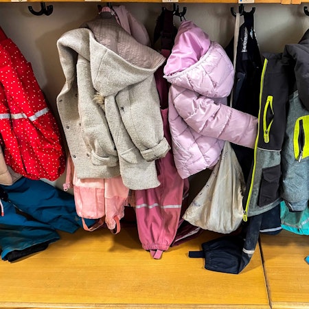 Das Symbolfoto zeigt die Garderobe in einer Kindertageseinrichtung.