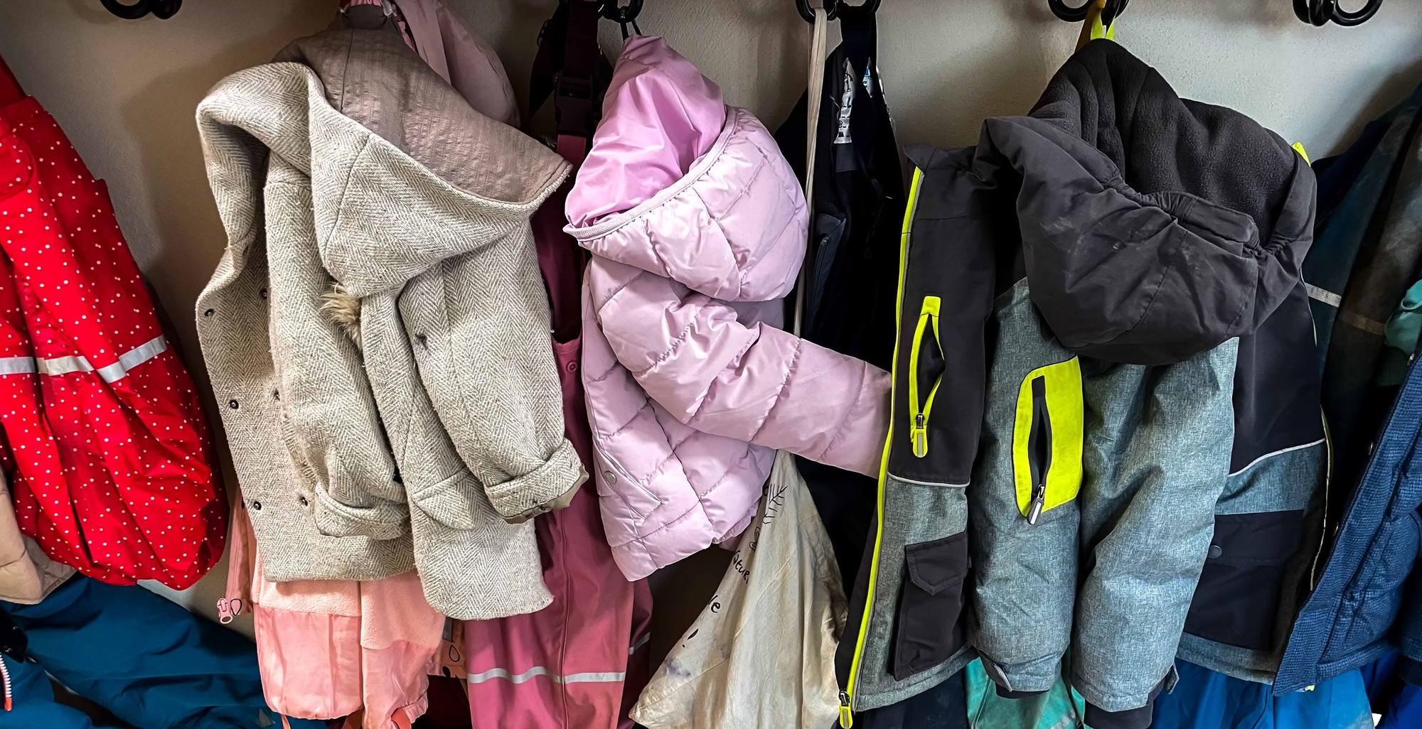 Das Symbolfoto zeigt die Garderobe in einer Kindertageseinrichtung.