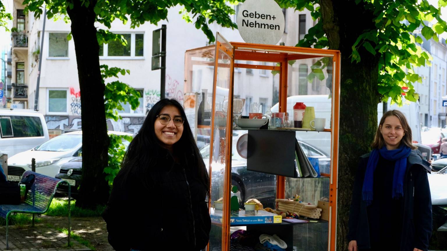 BU: Aileen Estrada (l.) und Anastasia Bondar am "Geben-und-Nehmen-Schrank" auf dem Eierplätzchen.
Foto: Susanne Esch