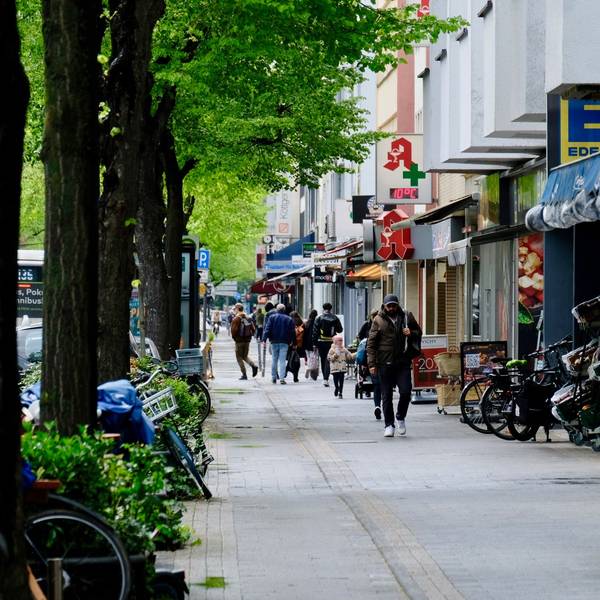 An der täglich gut besuchten Dürener Straße sind sehr viele Geschäfte ansässig.
