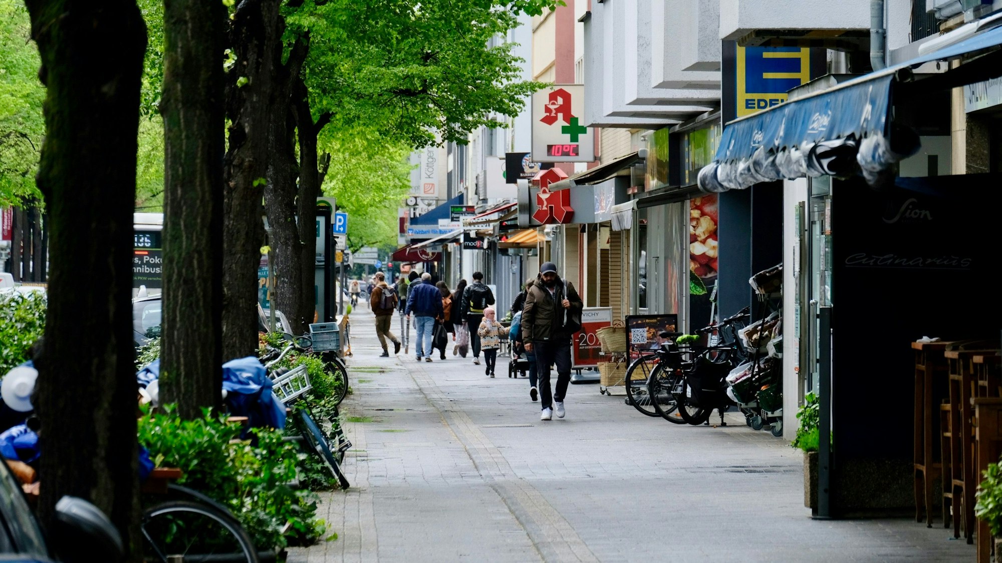 An der täglich gut besuchten Dürener Straße sind sehr viele Geschäfte ansässig.