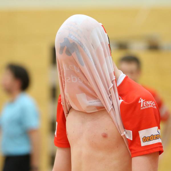 Niko Krug hat sich das Trikot über den Kopf gezogen.