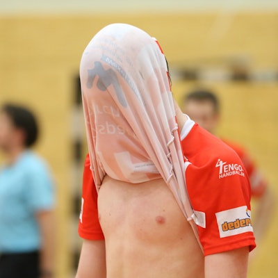 Niko Krug hat sich das Trikot über den Kopf gezogen.