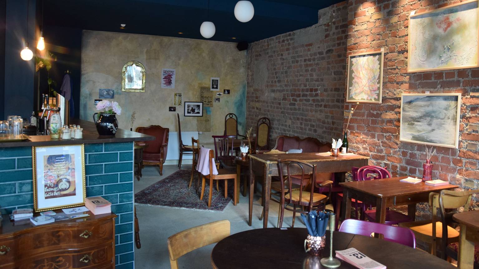 Blick in das Innere der neuen Bar „Oya Müllem“ in Köln-Mülheim. Foto von Rika Kulschewski.