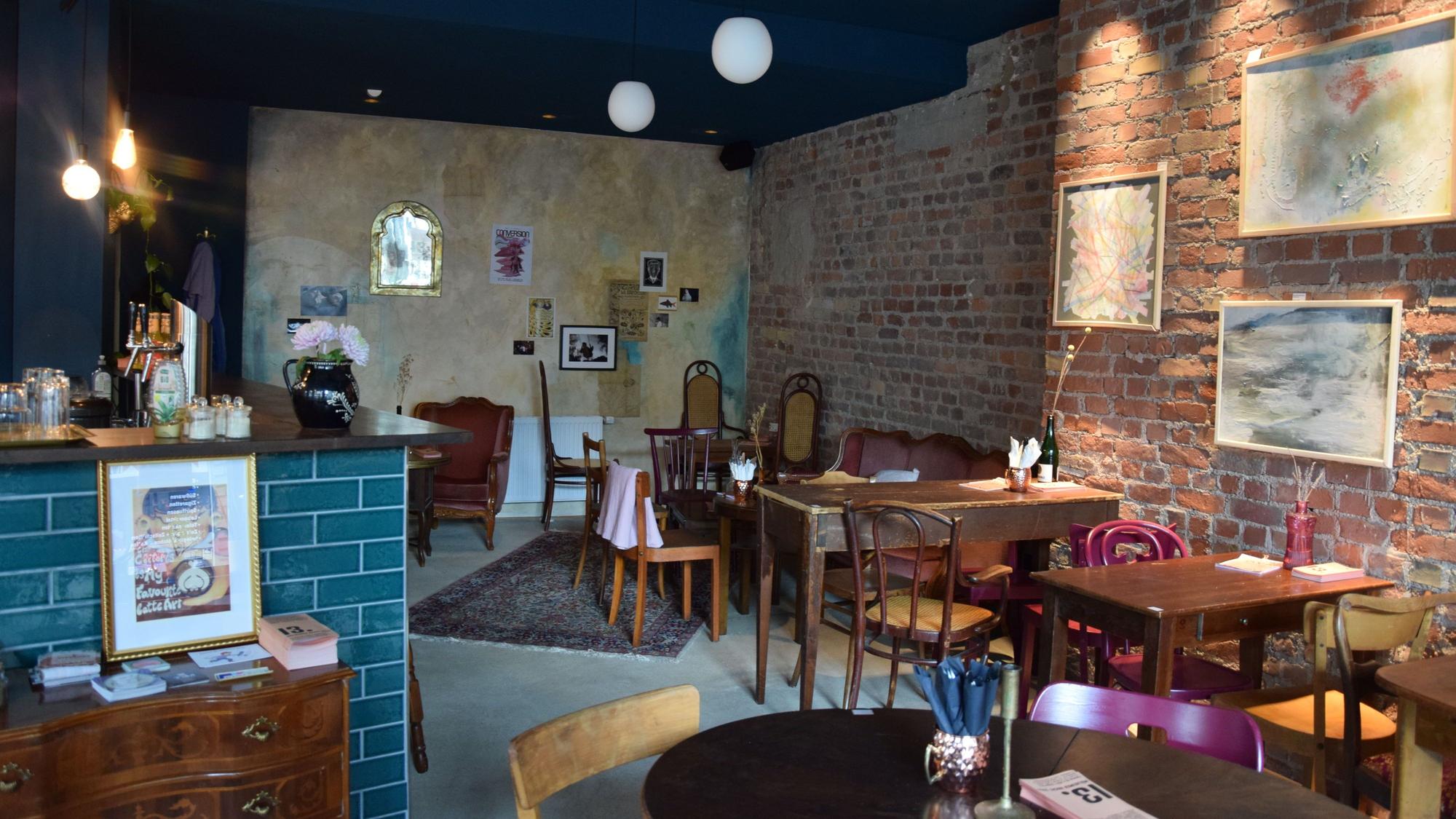 Blick in das Innere der neuen Bar „Oya Müllem“ in Köln-Mülheim. Foto von Rika Kulschewski.