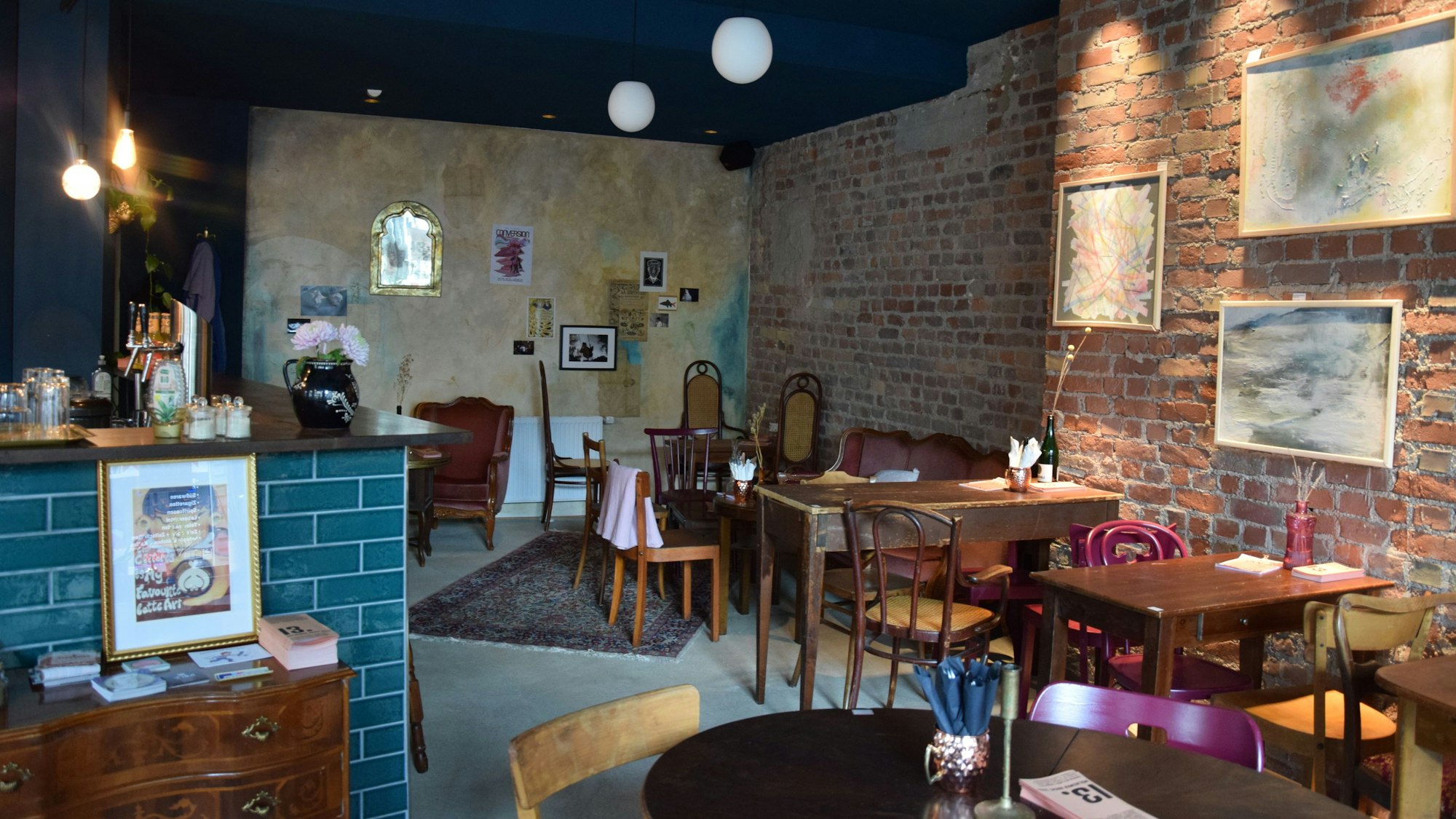 Blick in das Innere der neuen Bar „Oya Müllem“ in Köln-Mülheim. Foto von Rika Kulschewski.