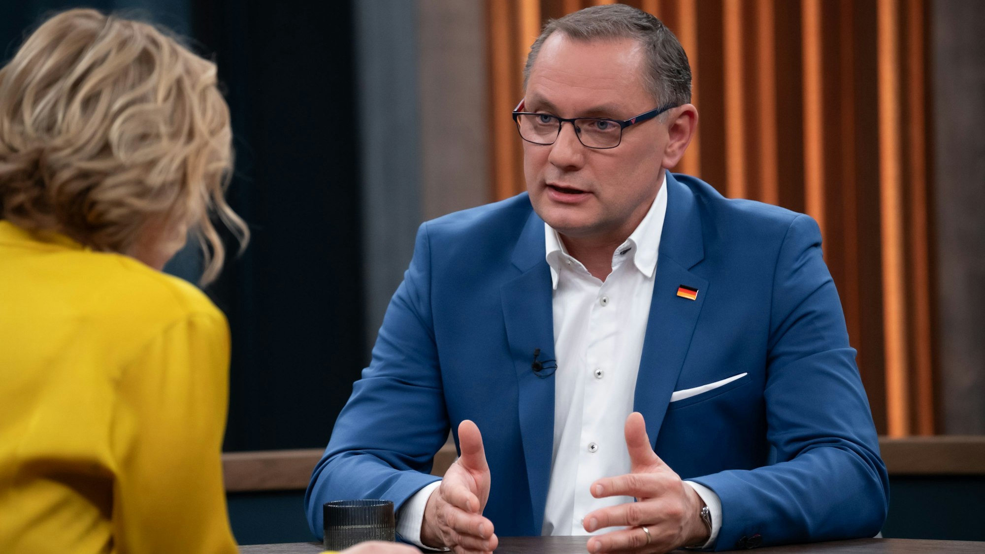 Caren Miosga im Gespräch mit dem AfD-Vorsitzenden Tino Chrupalla.