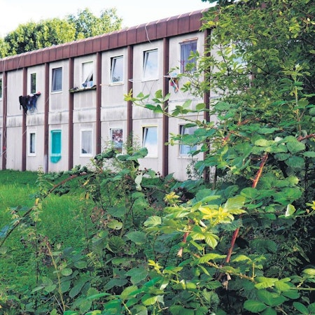 Auf dem Bild ist eine Flüchtlingsunterkunft zu sehen.