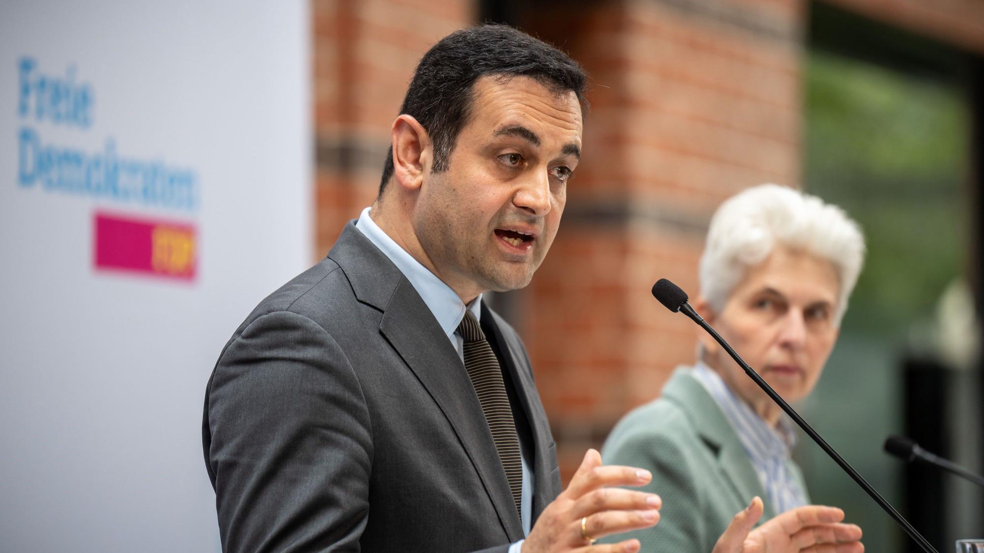 Bijan Djir-Sarai, FDP Generalsekretär, spricht neben Marie-Agnes Strack-Zimmermann, FDP Spitzenkandidatin bei der Europawahl, bei einer Pressekonferenz nach der FDP Präsidiumssitzung. Die FDP will die Sozialleitungen zusammenstreichen.