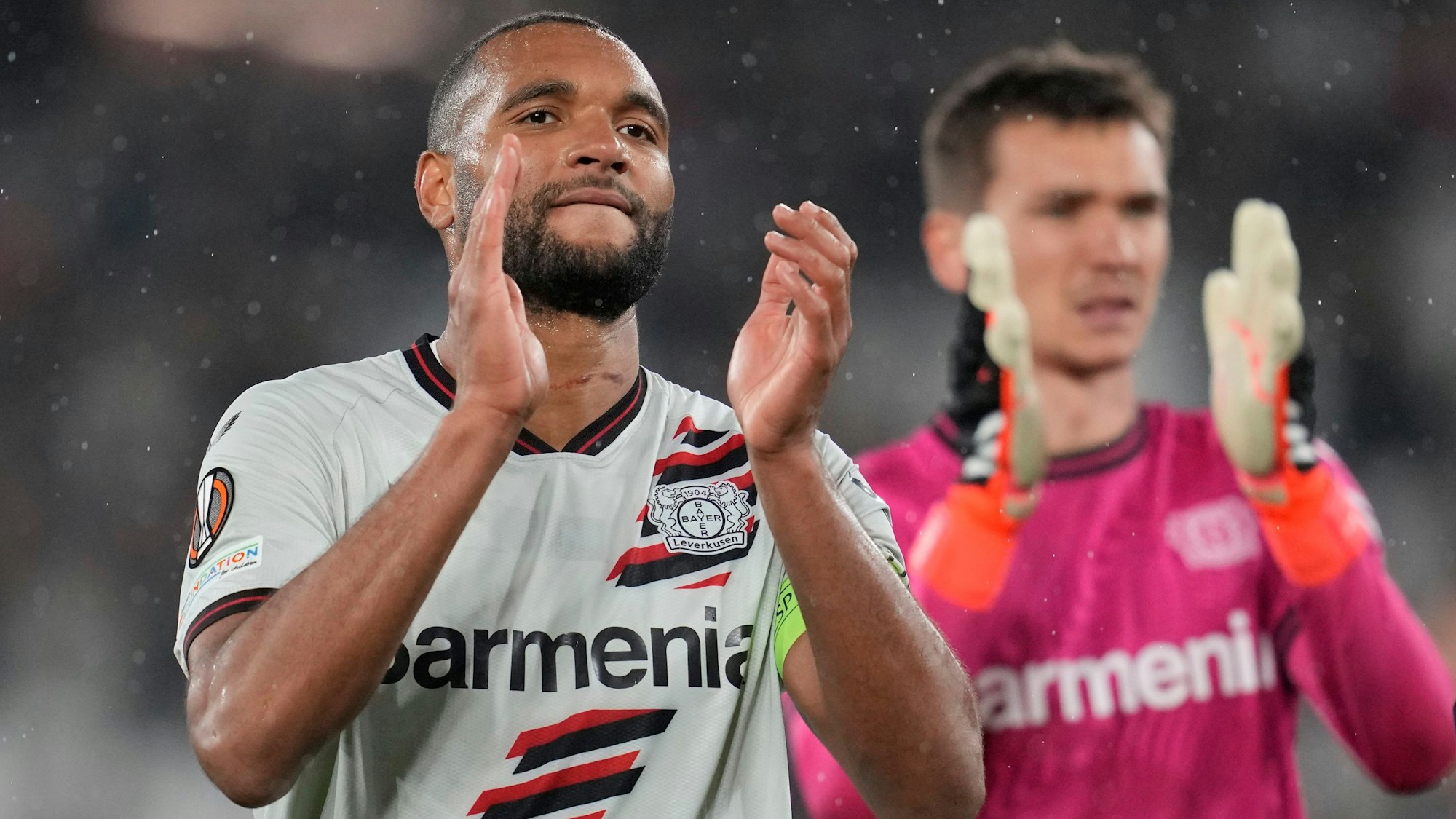 Leverkusens Jonathan Tahh jubelt nach dem Spiel.