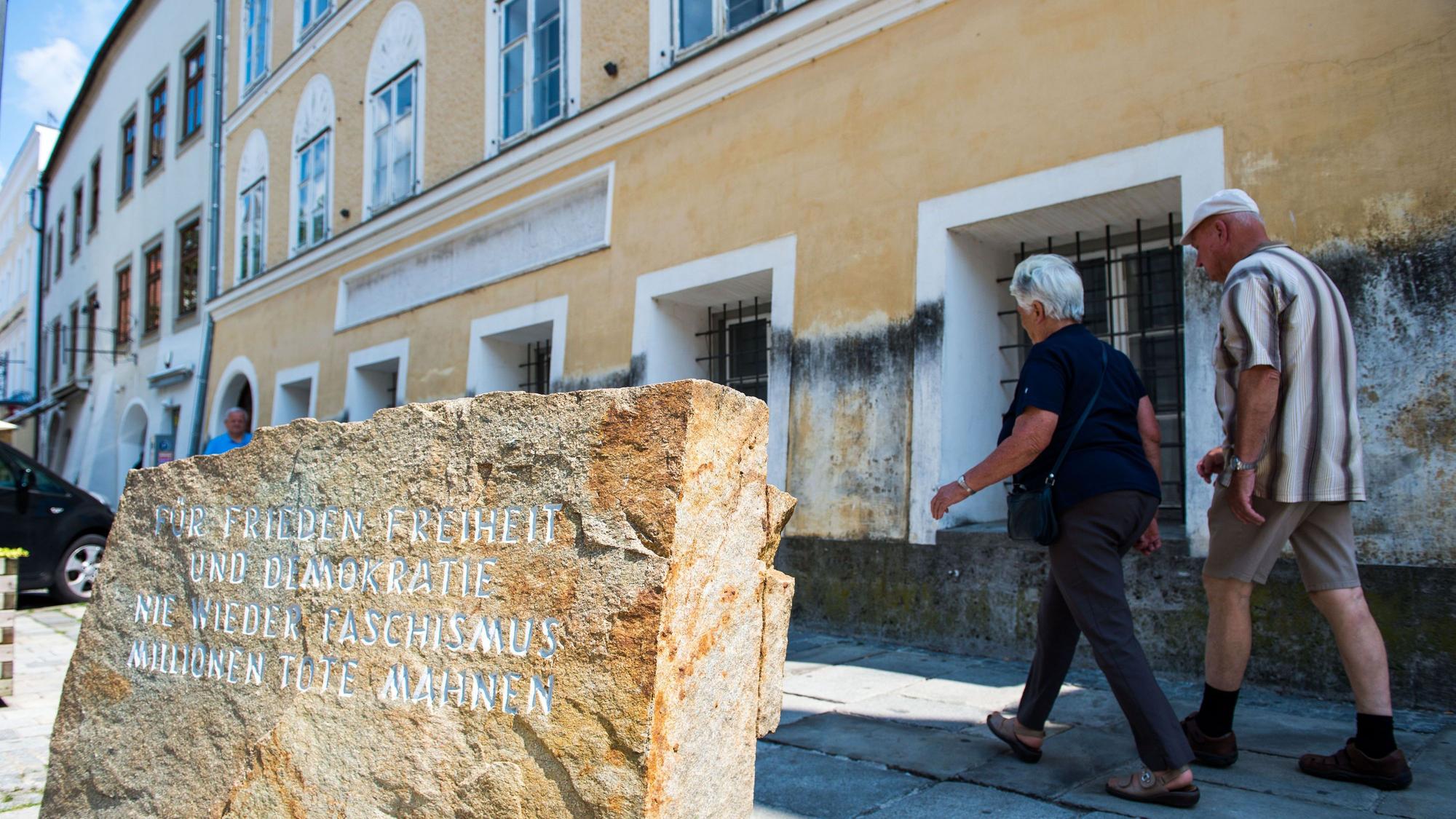 Der Gedenkstein vor dem Geburtshaus Adolf Hitlers mahnt vor Faschismus. (Archivbild)