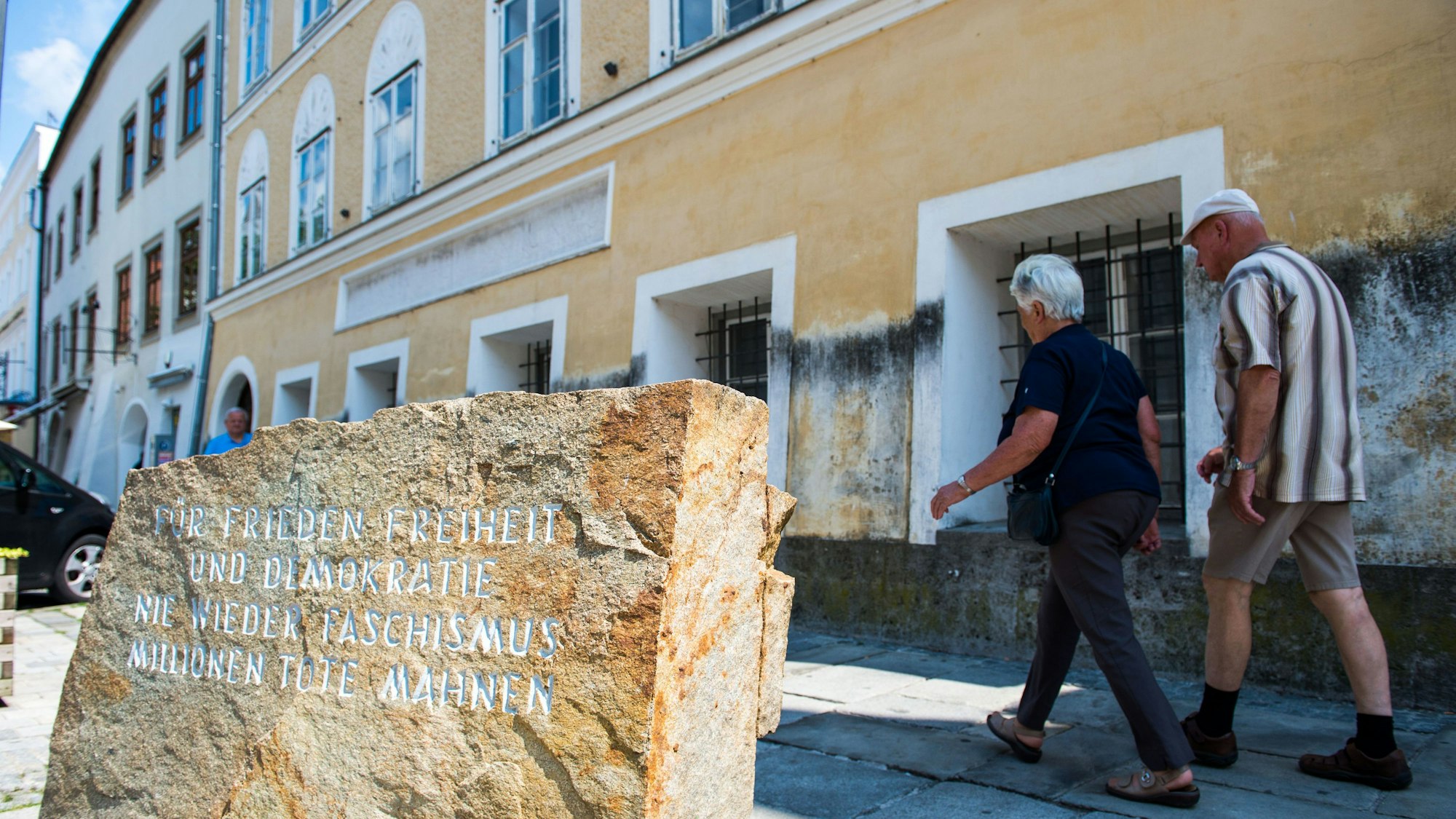 Der Gedenkstein vor dem Geburtshaus Adolf Hitlers mahnt vor Faschismus. (Archivbild)