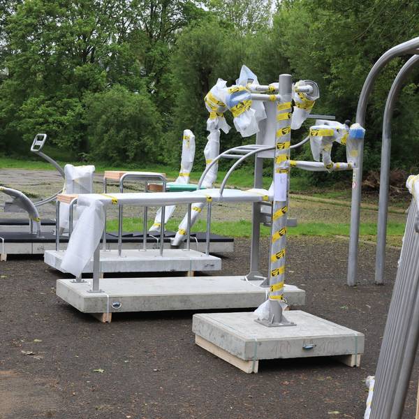 Die neuen Sportgeräte für den Fitnesparcours an der Groov in Zündorf warten darauf, dass sie aufgestellt werden.