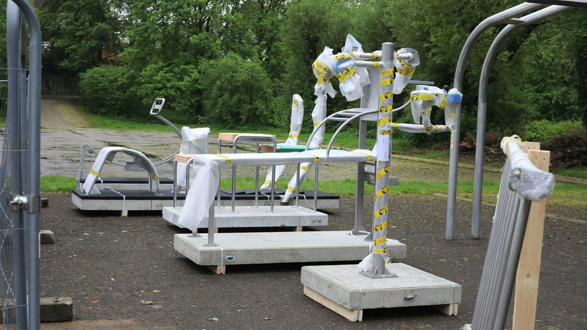 Die neuen Sportgeräte für den Fitnesparcours an der Groov in Zündorf warten darauf, dass sie aufgestellt werden.