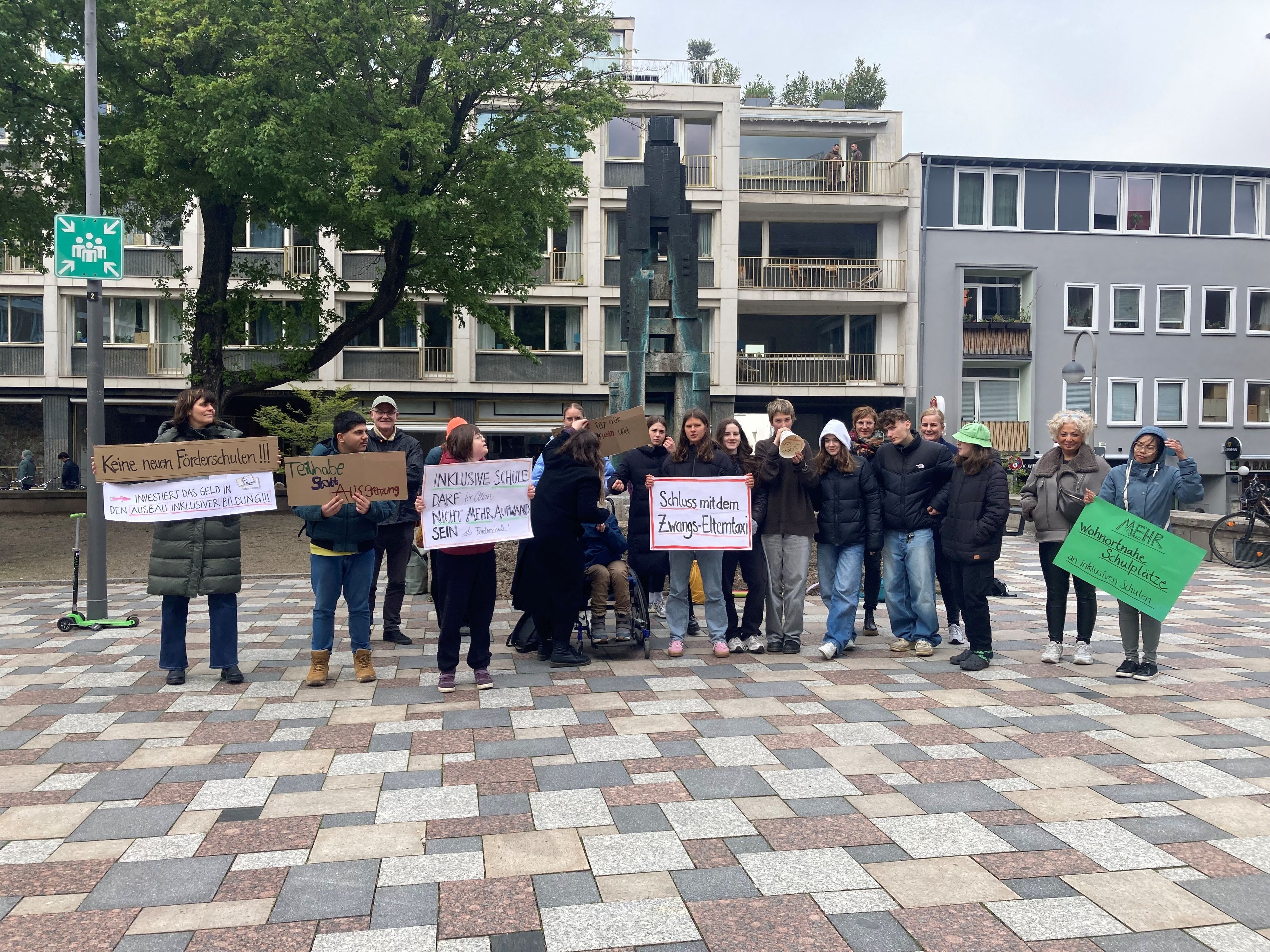 Demonstration für mehr Inklusion vor dem Schulausschuss.