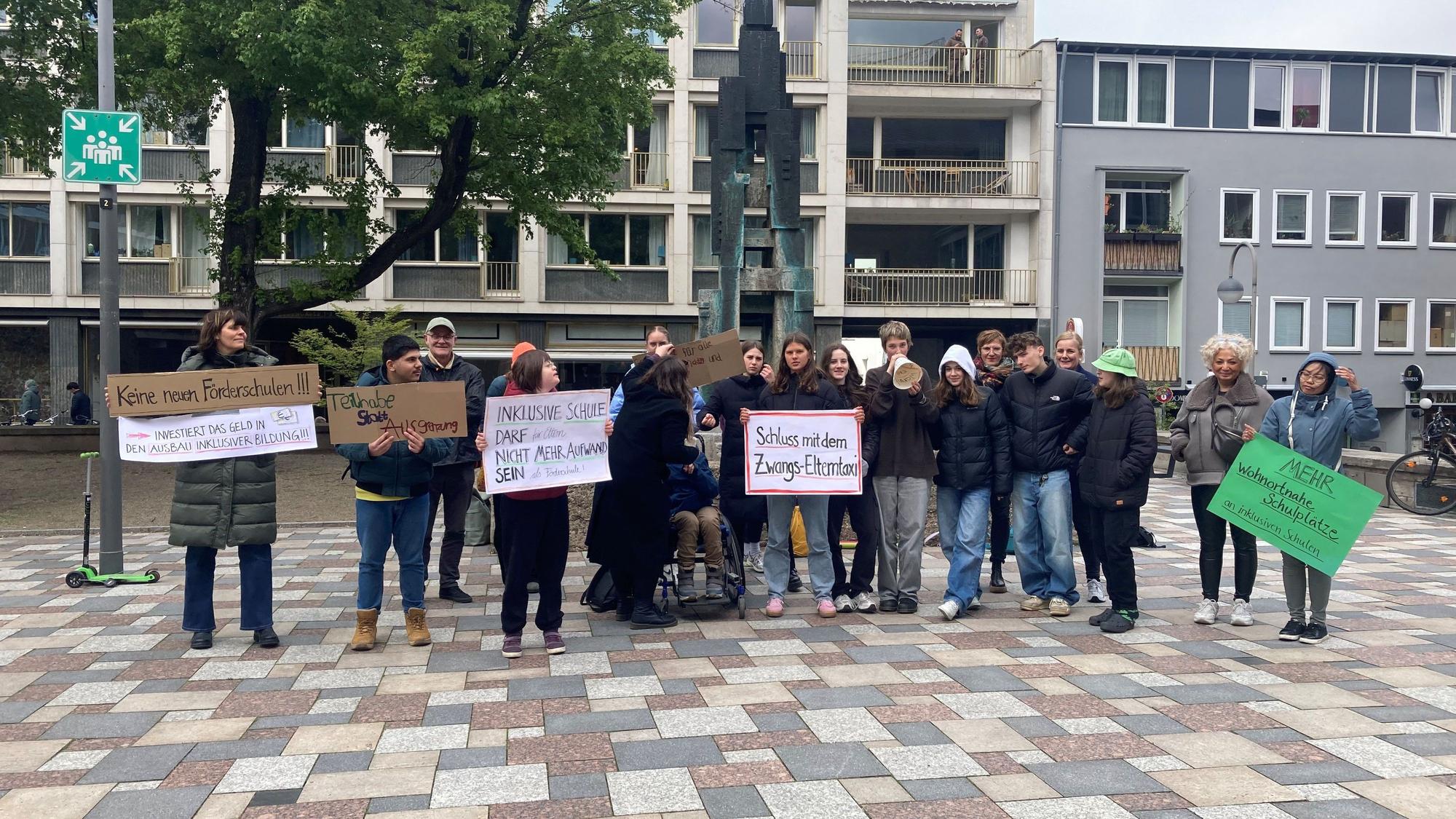 Demonstration für mehr Inklusion vor dem Schulausschuss.