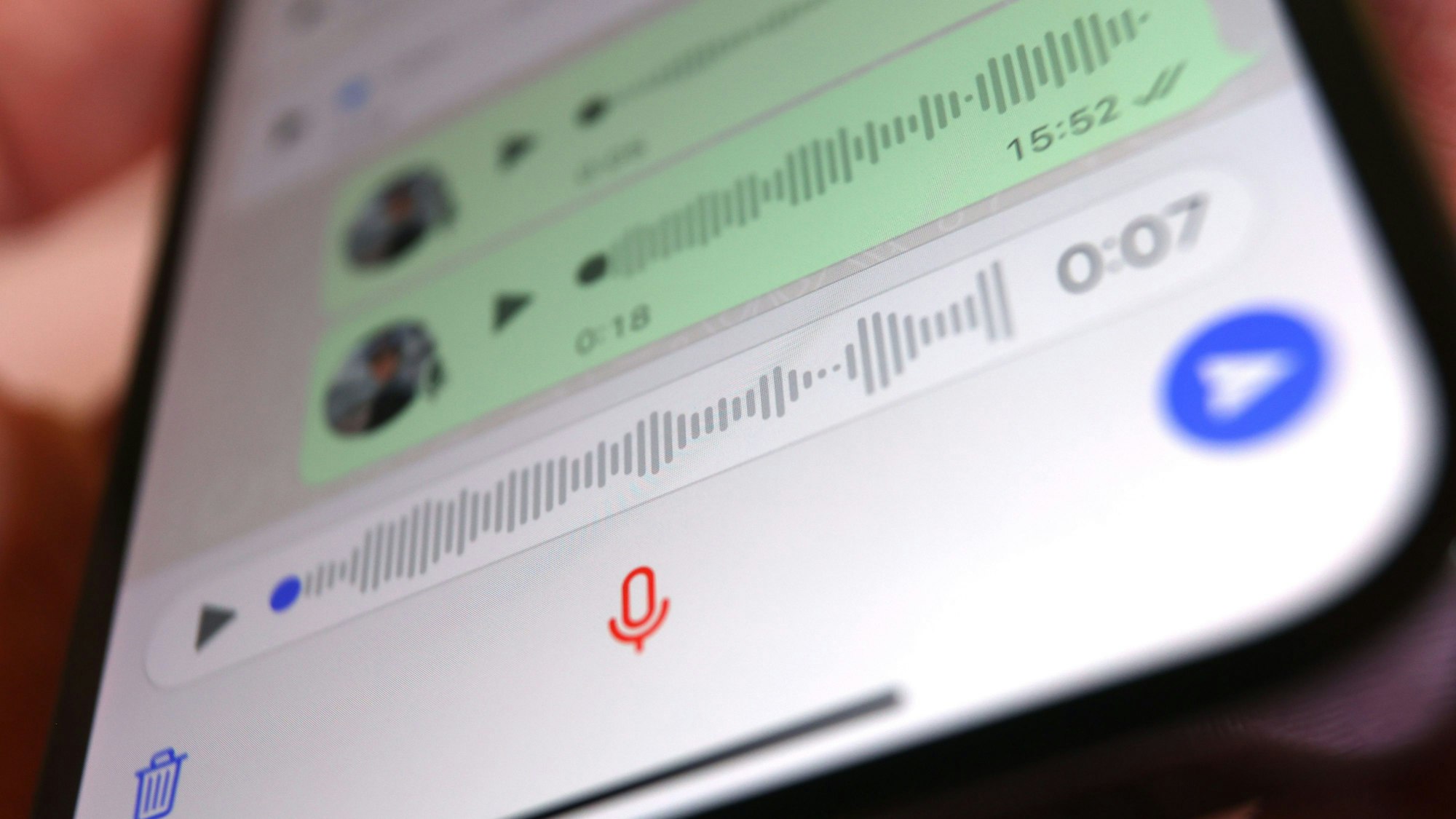 Auf einem Smartphone sind Sprachnachrichten zu sehen.