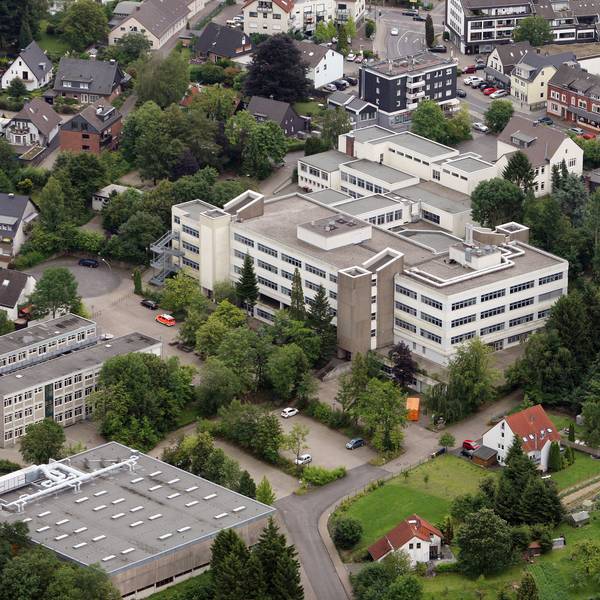 Die beiden Schulen, Realschule und Gymnasium, aus der Luft aufgenommen.