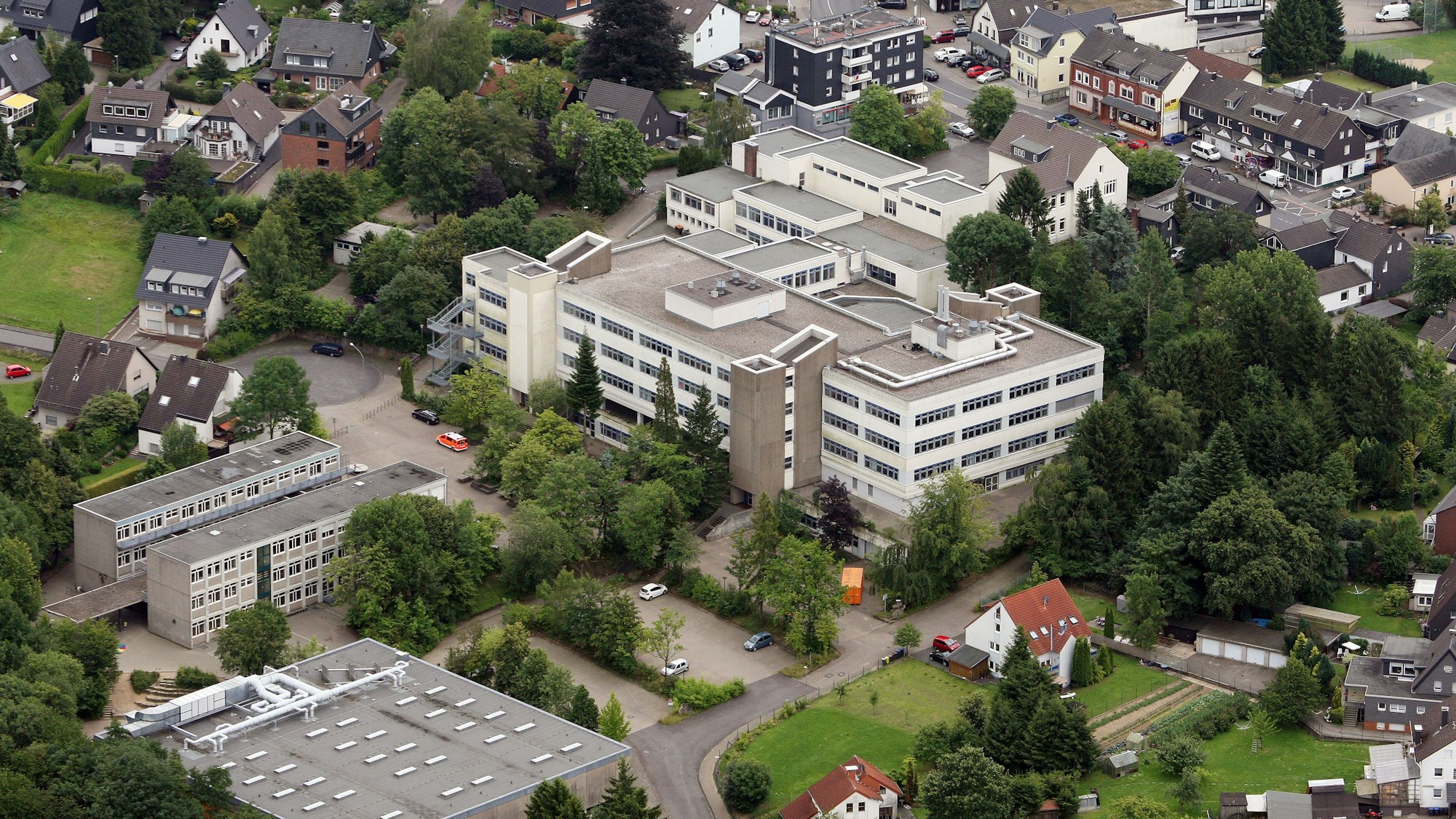 Das Foto zeigt das Schulzentrum Herkenrath mit Realschule und Gymnasium