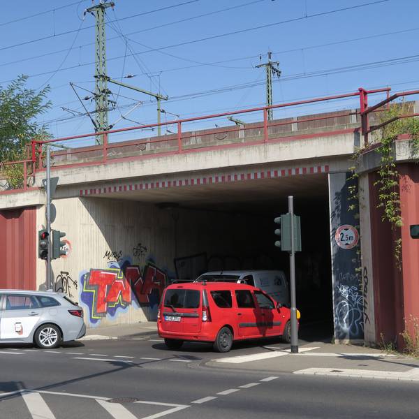 Die Zufahrtsmöglichkeit von der Widdersdorfer Straße in den Girlitzweg. Sie soll
bald verboten sein – wann, ist nicht klar. Foto von Hans-Willi Hermans