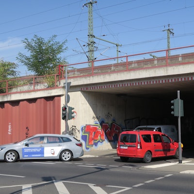 Die Zufahrtsmöglichkeit von der Widdersdorfer Straße in den Girlitzweg. Sie soll
bald verboten sein – wann, ist nicht klar. Foto von Hans-Willi Hermans