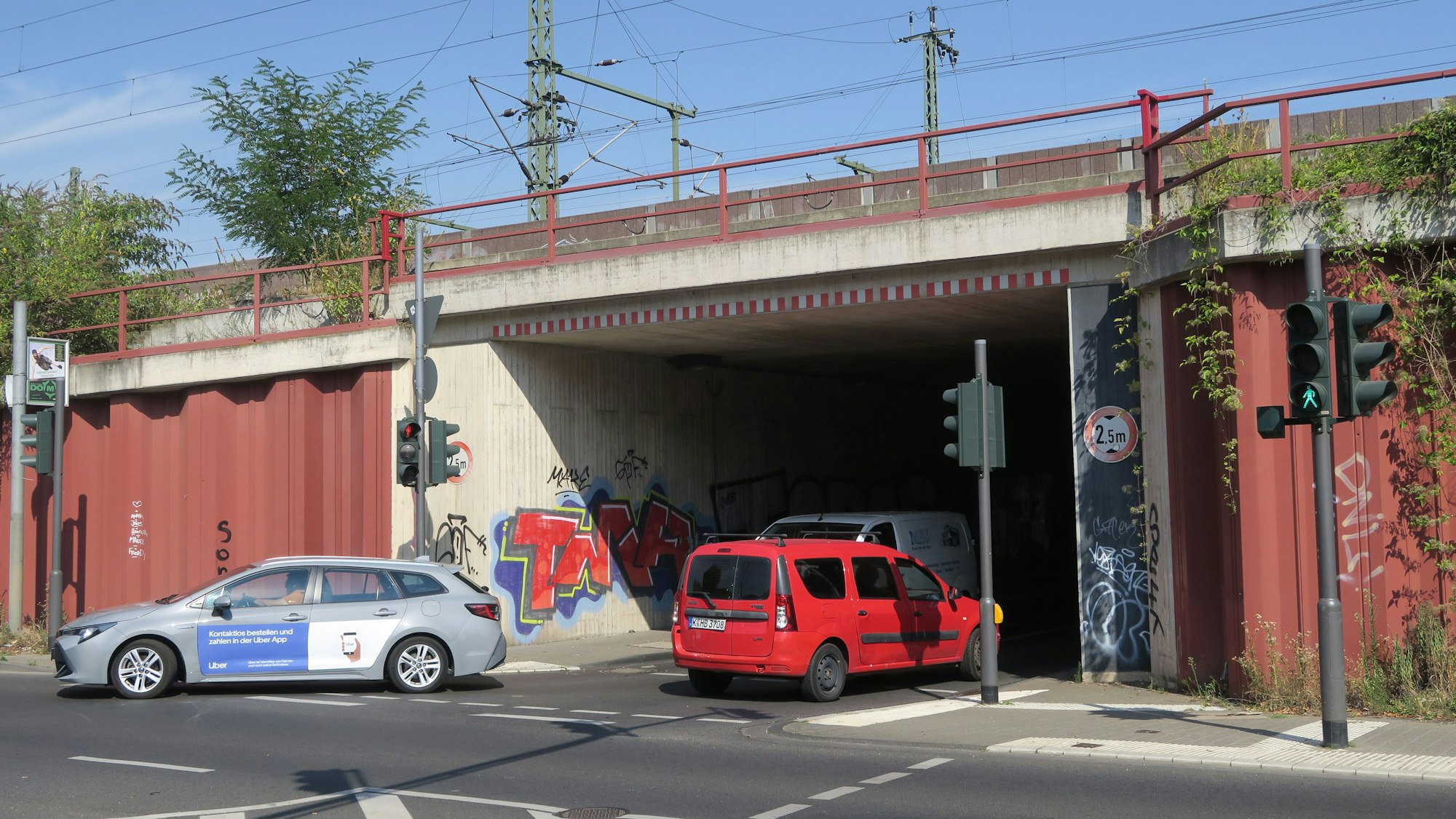 Die Zufahrtsmöglichkeit von der Widdersdorfer Straße in den Girlitzweg. Sie soll
bald verboten sein – wann, ist nicht klar. Foto von Hans-Willi Hermans