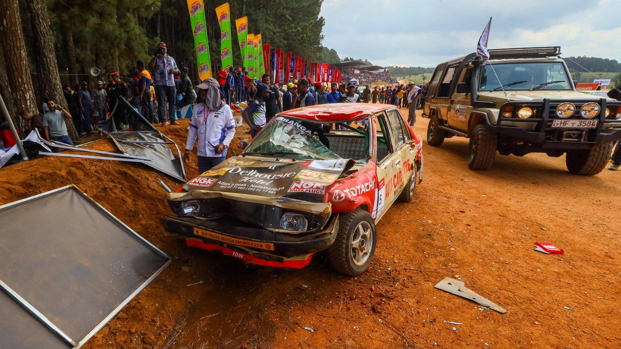 Eines der Unfallwagen beim Autorennen Fox Hill Supercross in Sri Lanka.