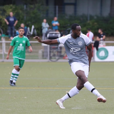 Borussia Hohenlind - Porz
Fussball Landesliga Saison 2021 2022
Westkampfbahn Köln Deutschland
19.09.2021
Benjamin Winnersbach (Porz)
Copyright
Eduard Bopp Sportfotografie
mail@fotobopp.de