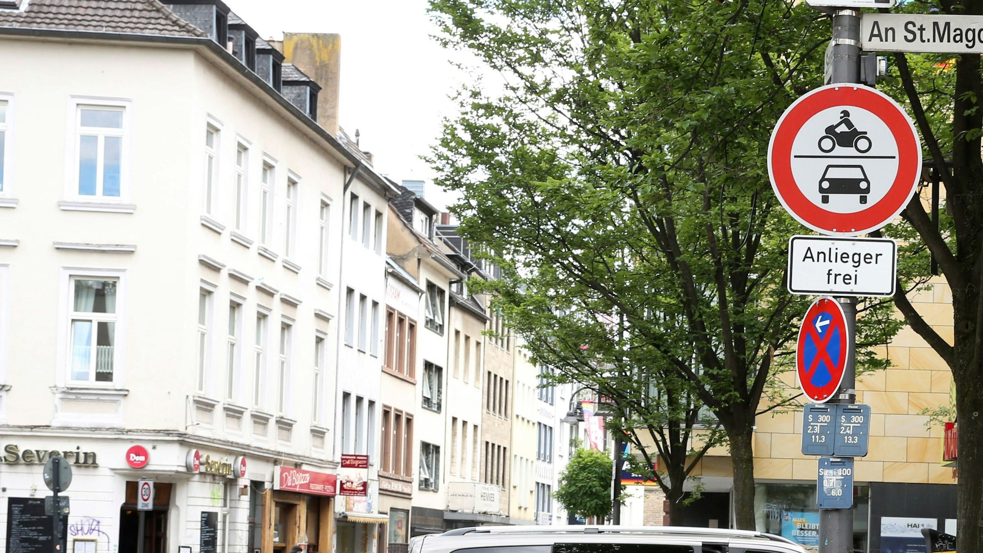 Ein „Anlieger frei“-Schild auf der Severinstraße in der Kölner Südstadt.