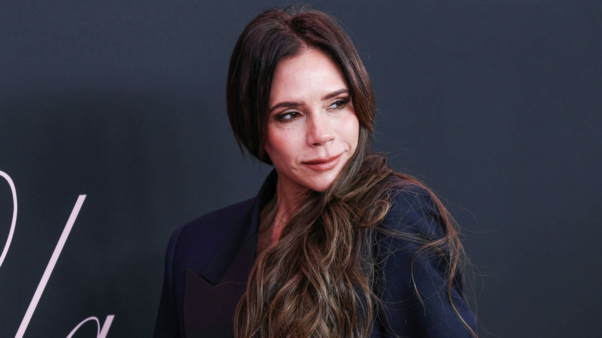 Victoria Beckham schaut an der Kamera vorbei.