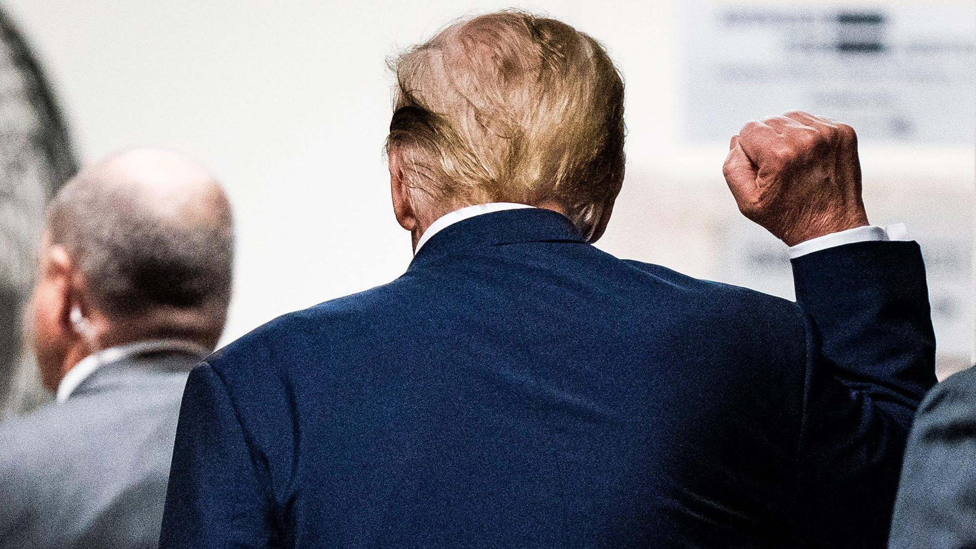 Der republikanische US-Präsidentschaftsbewerber und ehemalige US-Präsident Donald Trump steht vor Gericht: Die Staatsanwaltschaft legt Trump in dem Prozess die Fälschung von Geschäftsunterlagen zur Last.