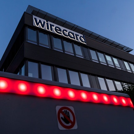 Der Schriftzug von Wirecard ist an der damaligen Firmenzentrale des Zahlungsdienstleisters in Aschbeim bei München zu sehen.