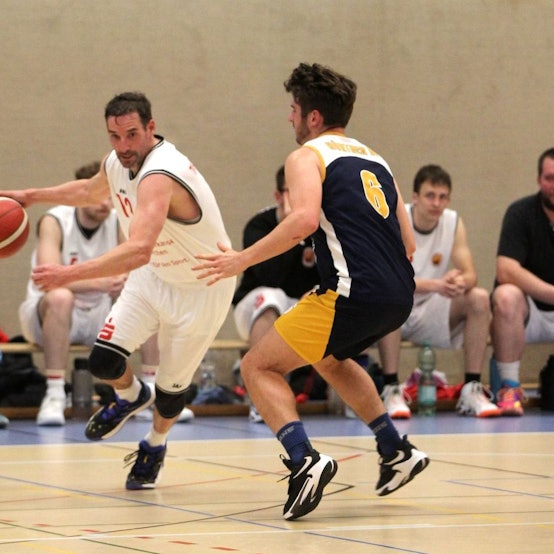 Thorsten Winkelnkemper im Duell mit einem Gegenspieler.