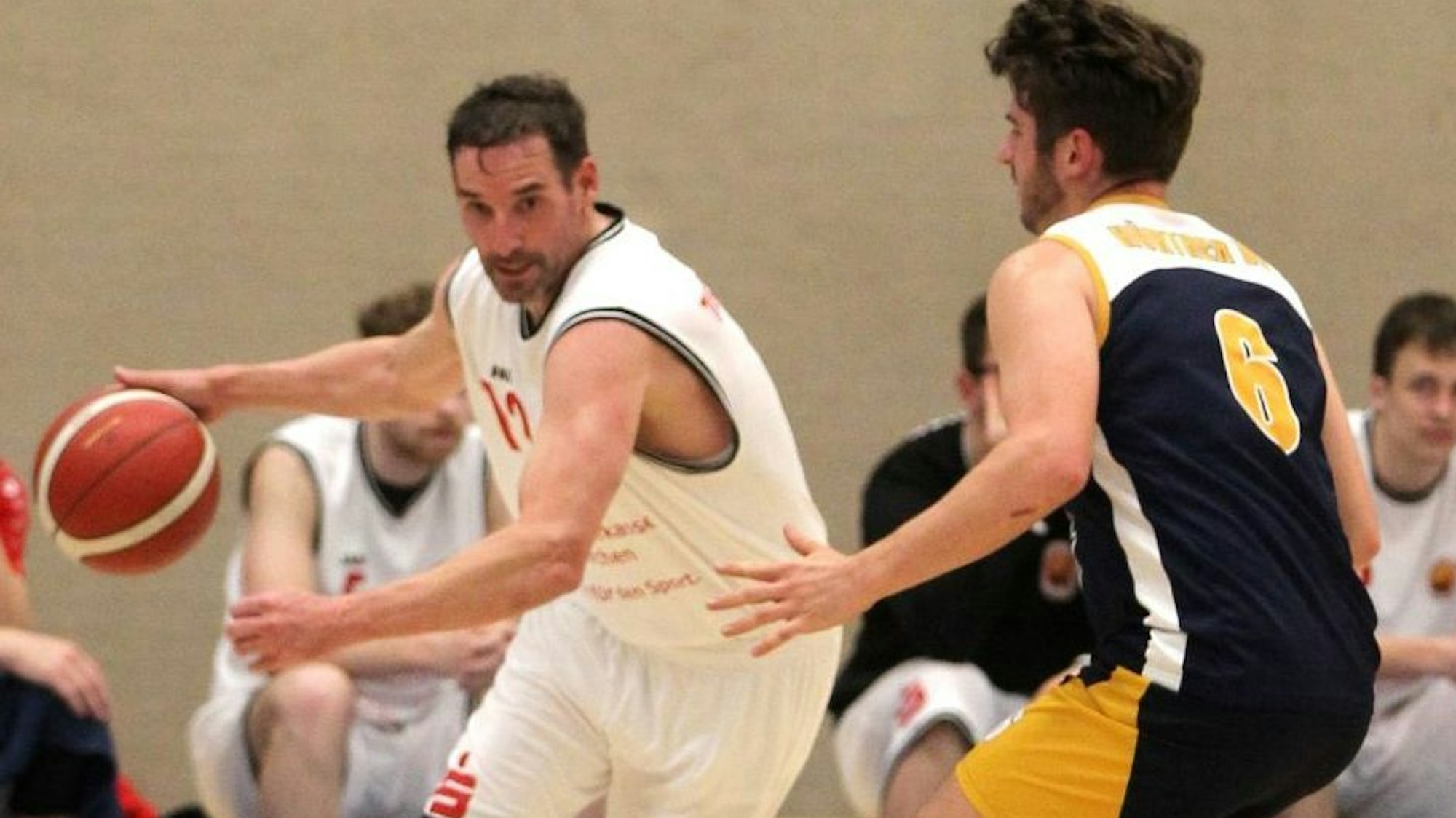 Thorsten Winkelnkemper im Duell mit einem Gegenspieler.