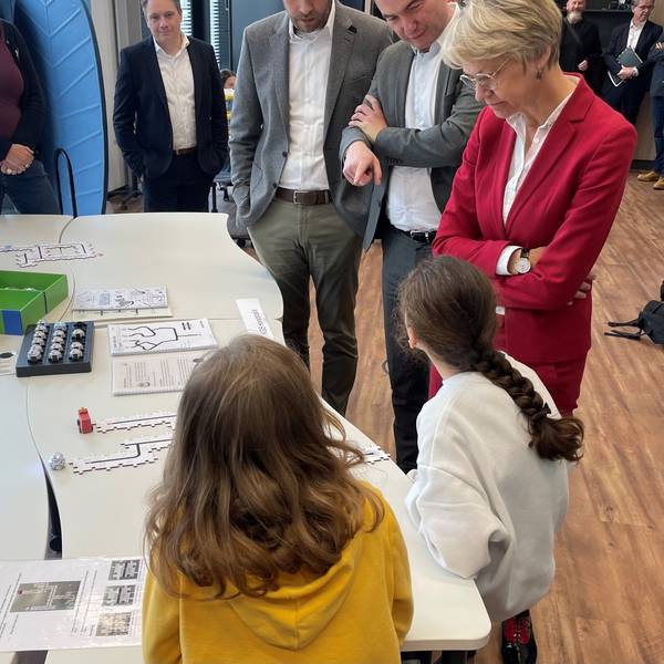 Schulministerin Dorothee Feller (r.) lässt sich das Medienkompetenzzentrum zeigen.