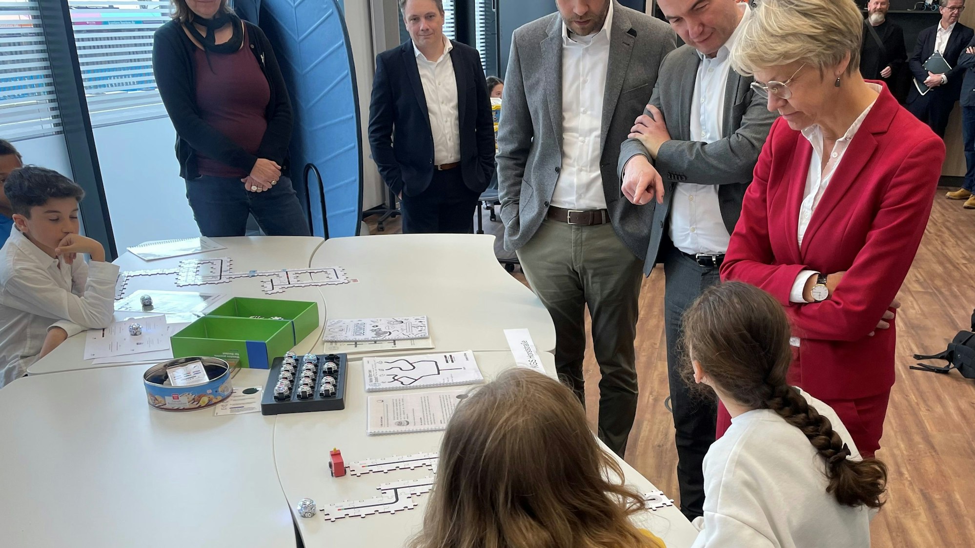 Schulministerin Dorothee Feller (r.) lässt sich das Medienkompetenzzentrum zeigen.