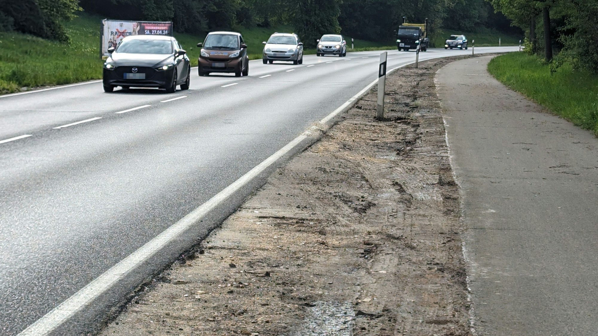 Ein matschiger Streifen zwischen der Fahrbahn der Frechener Straße und dem Rad- und Fußweg.