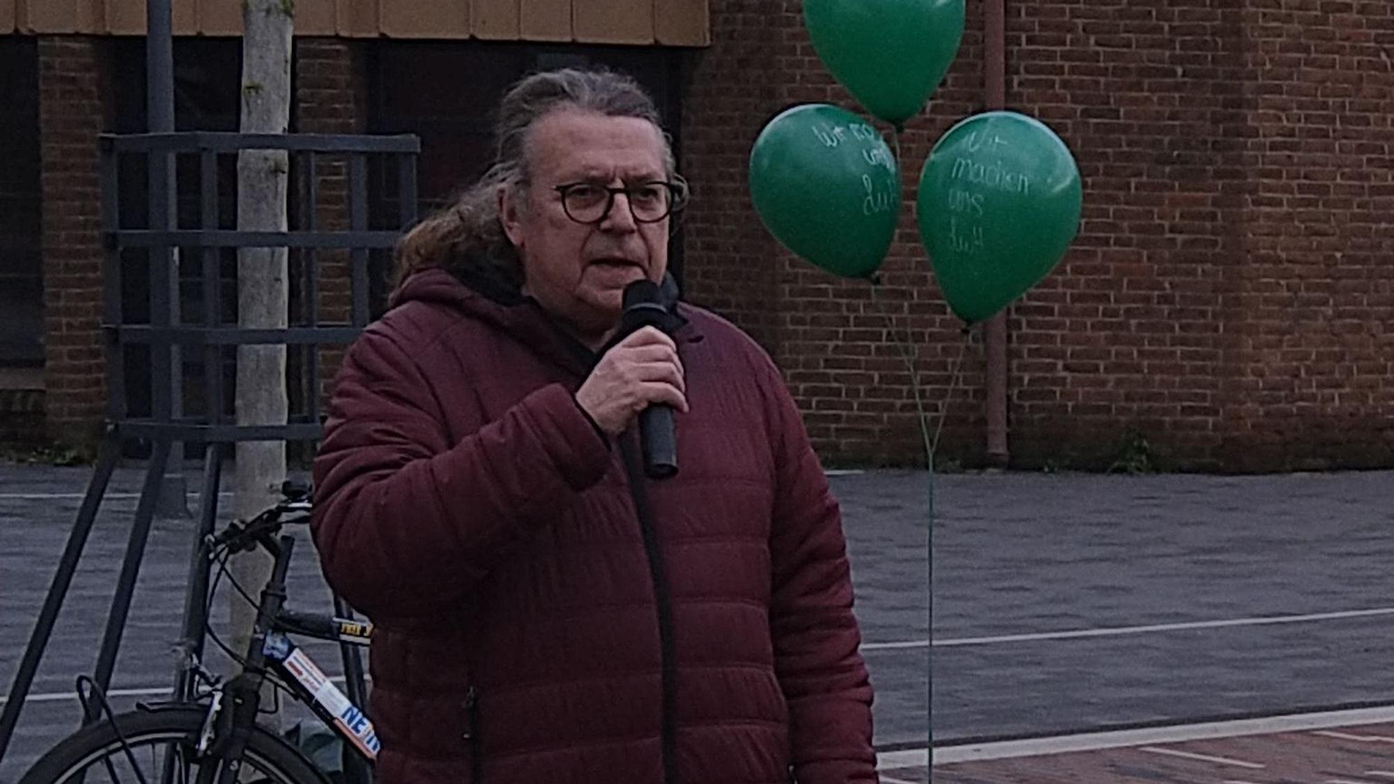 Klaus Roth bei einer Mieter-Protestaktion.