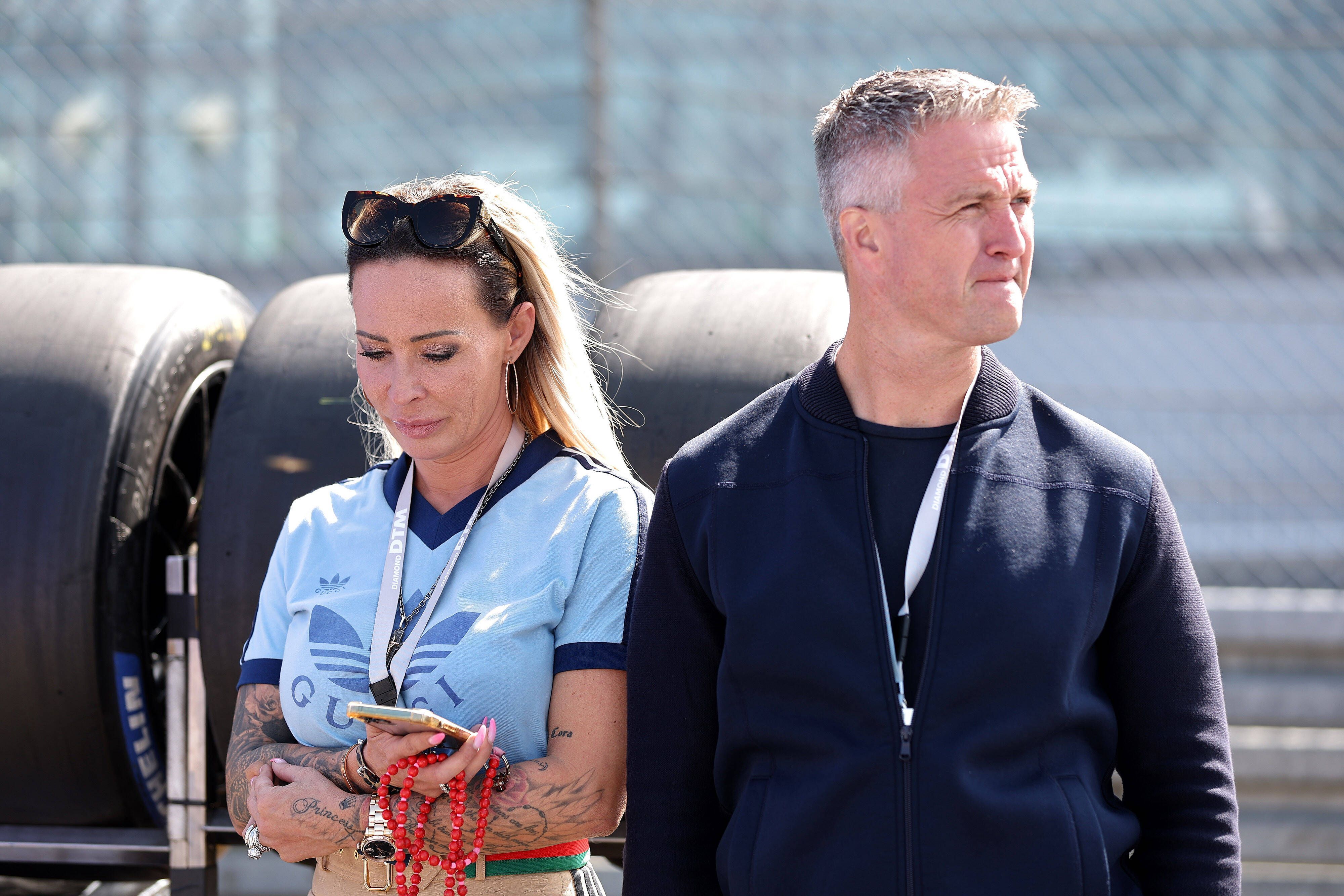 Cora Schumacher und Ralf Schumacher stehen nebeneinander.