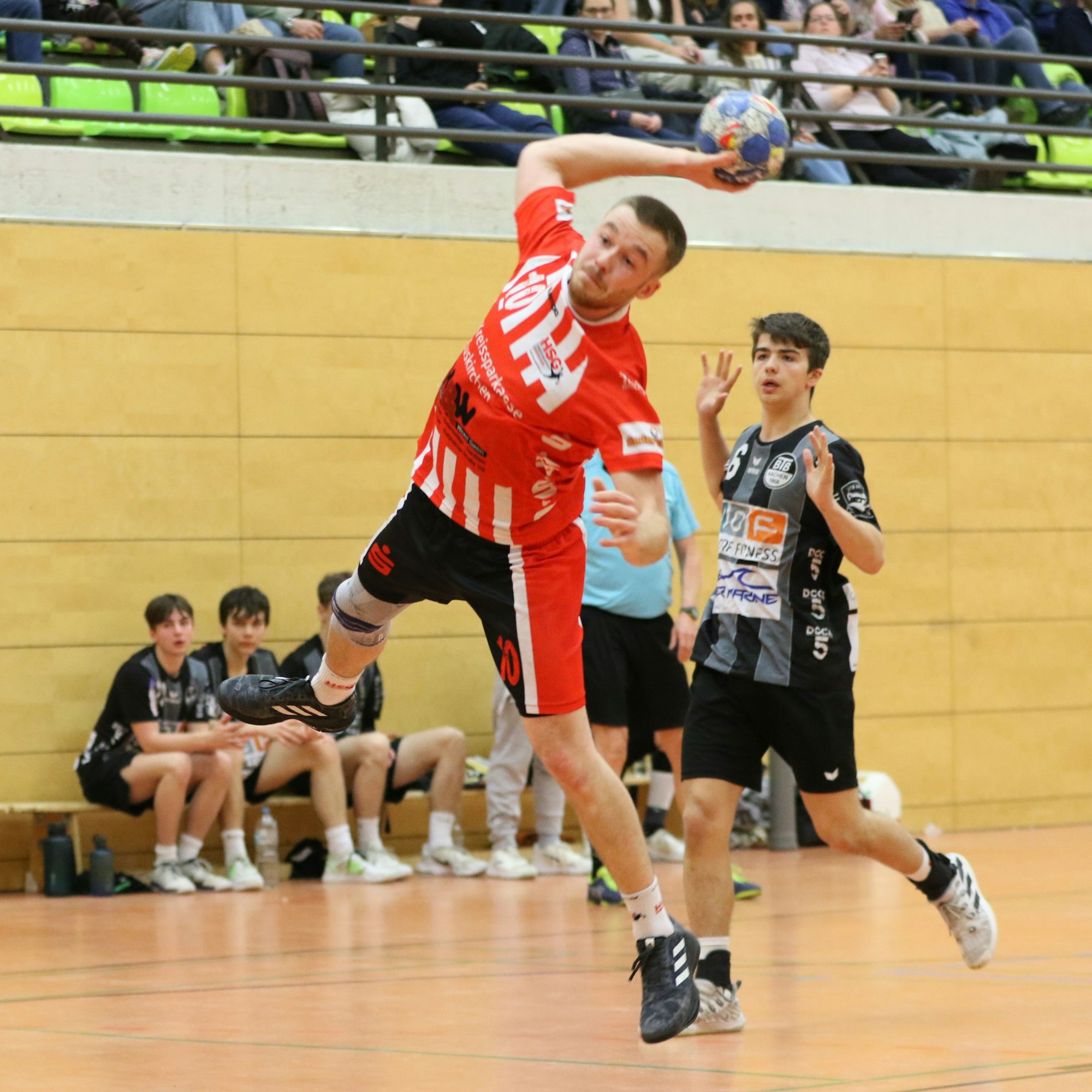 Felix Berbuir hat im Sprung zum Wurf ausgeholt.