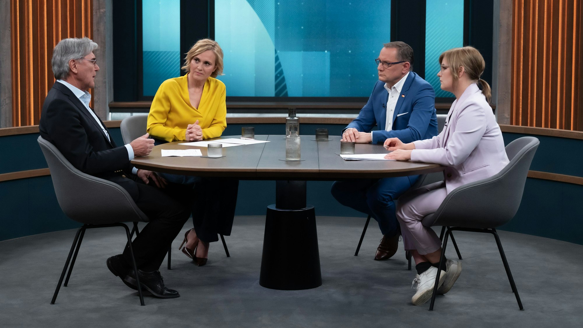 Caren Miosga mit ihren Gästen: Tino Chrupalla (AfD), Nadine Lindner und Joe Kaeser.